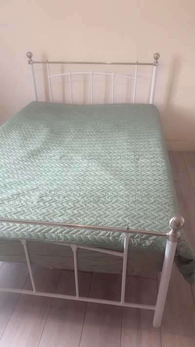 Spacious double room en-suite Main Photo