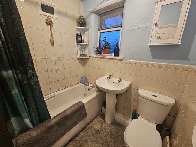 House share with female in S12 Main Photo