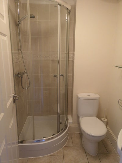 Double room for one person in 2 Bedroom Flat  Main Photo