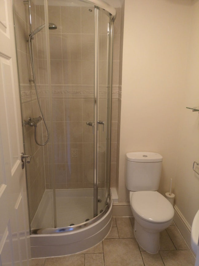 Double room for one person in 2 Bedroom Flat  Main Photo