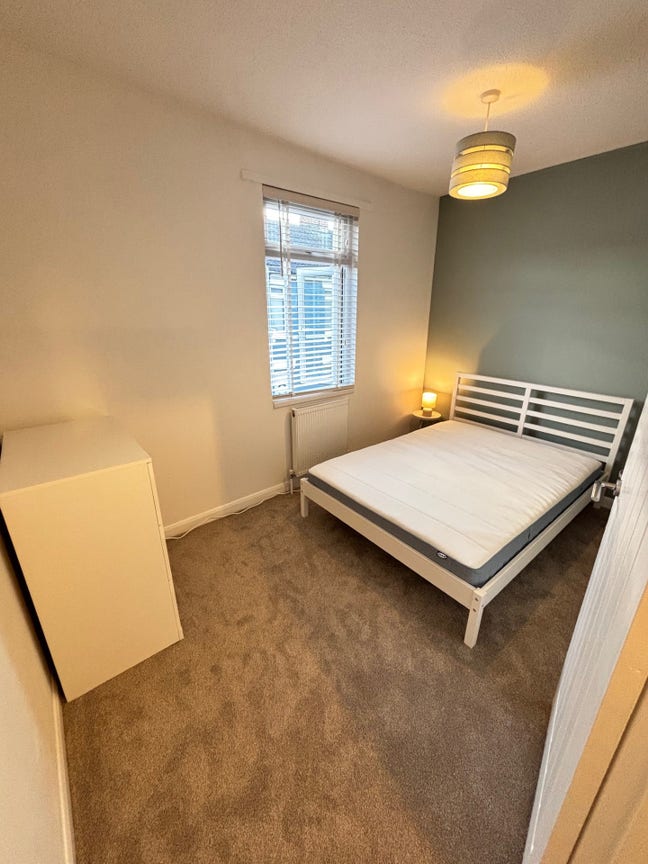 Quiet, Spacious Double Room in Old Town Main Photo