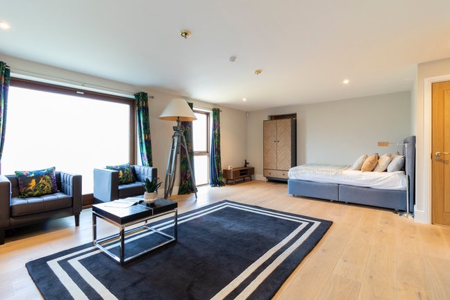 ✨ Large Luxury Studio Apartment – Furnished Main Photo