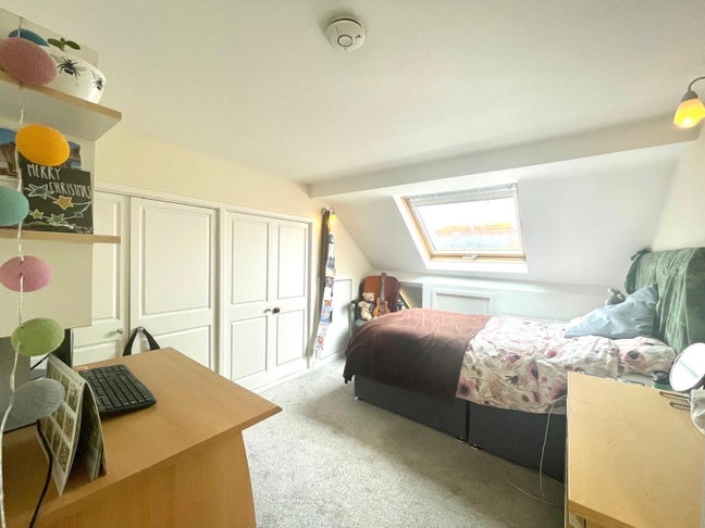 Double bedroom available in a very spacious house Main Photo