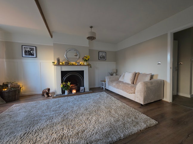 Small double bed single room professional person Main Photo