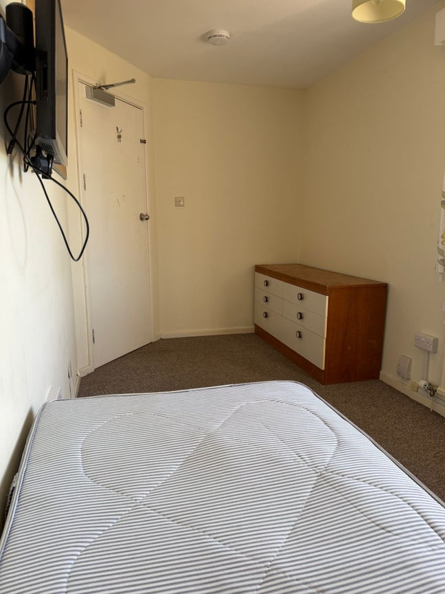     Room Available  -  Coleridge  Road,  CB1 3pw Main Photo