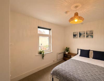 Bright double room in chilled house– all bills inc Main Photo