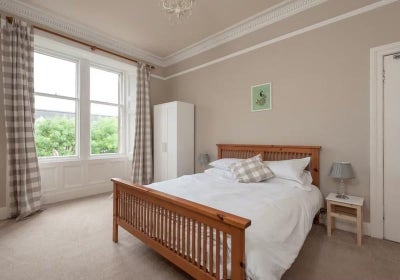 Large Room - Marchmont - Top Floor Flat Main Photo