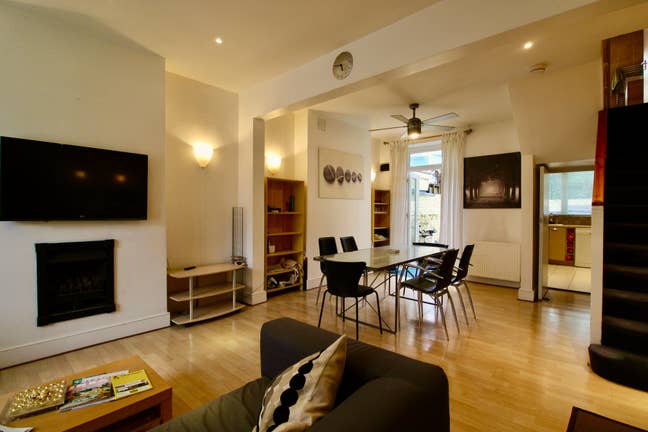 ✨2 Double Rms, in Battersea Female House-Share✨ Main Photo