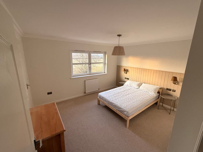 Spacious Double Bedroom with en-suite for Rent  Main Photo