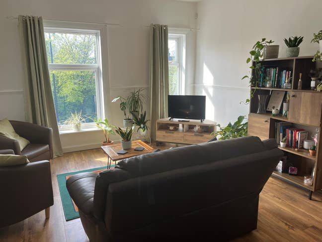 Double Room in 2-Bed Flat Share- Reddish  Main Photo