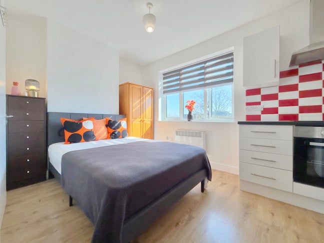 Edgware HA8, Studio Flat, &pound;1075+Electric Main Photo