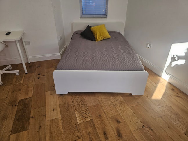 Modern & Bright Studio with Parking - Incl Bills Main Photo