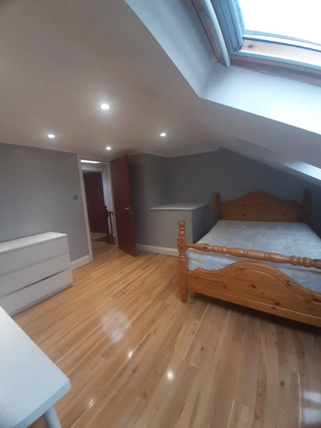 Spacious Room Available- easy commute  Main Photo