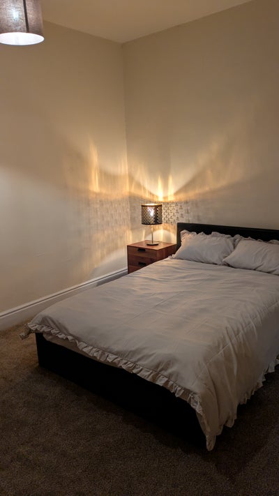 Large double room - 10 mins from city centre Main Photo