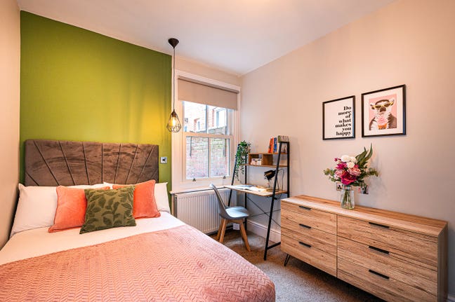 New Large Double Ensuite Town Centre Main Photo