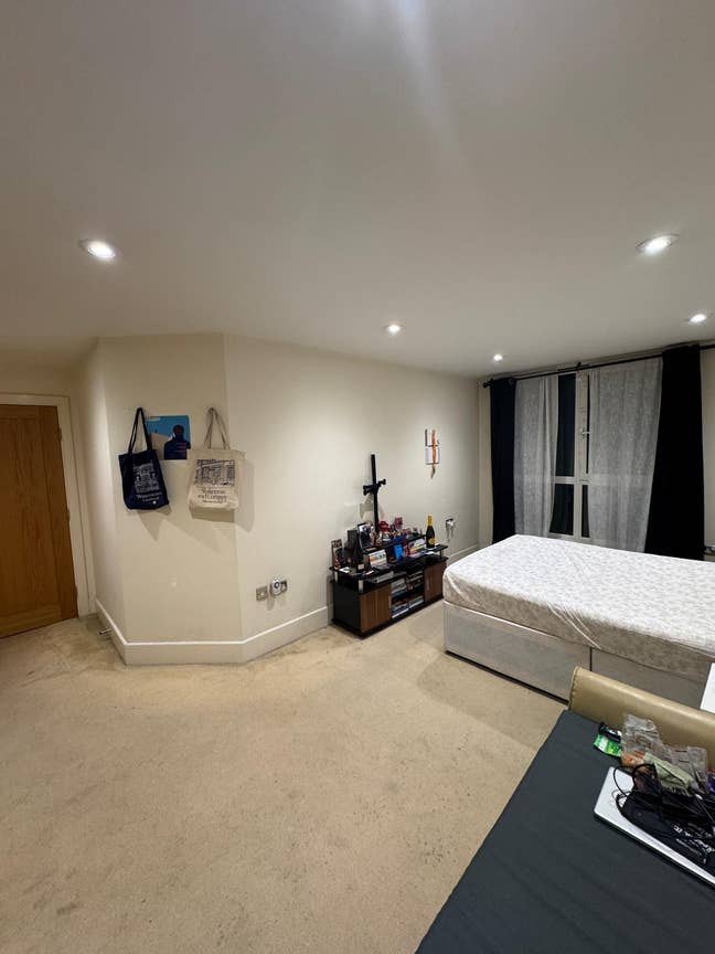 Room in St George Wharf - Thames view with balcony Main Photo