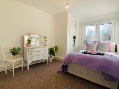 Room to rent in a 4Bed2bath in Canary Main Photo