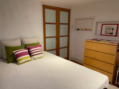 Bright Double Room in a converted school Main Photo