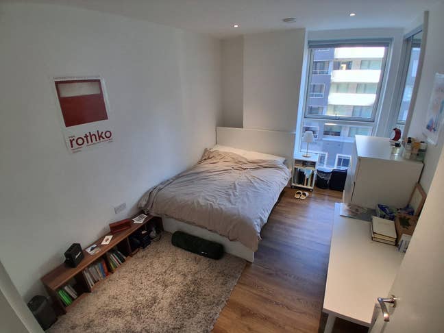 Bright, Large New Build - 3 Mins from Tube Main Photo