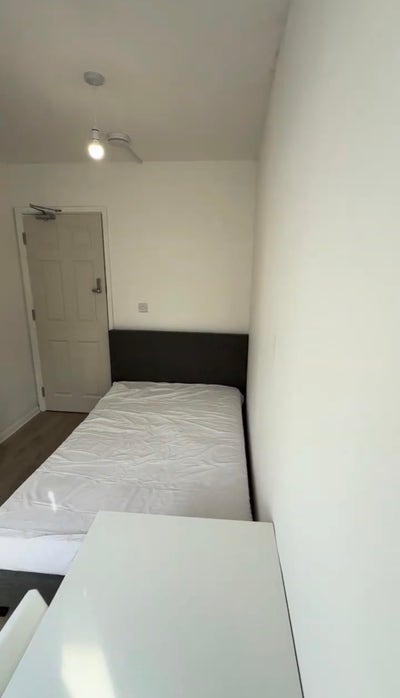 Modern Room Available in a Newly Refurbished Flat  Main Photo