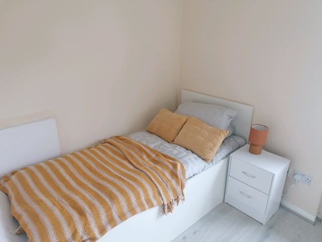 Bright Room in a 5 Bedroom House Main Photo