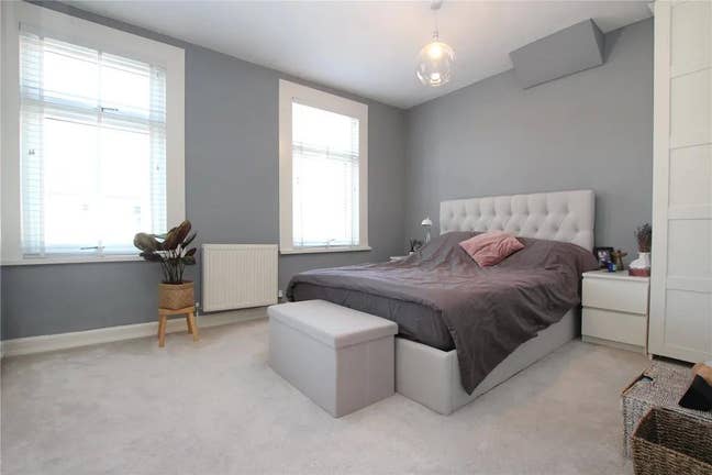 Large room Plumstead Main Photo