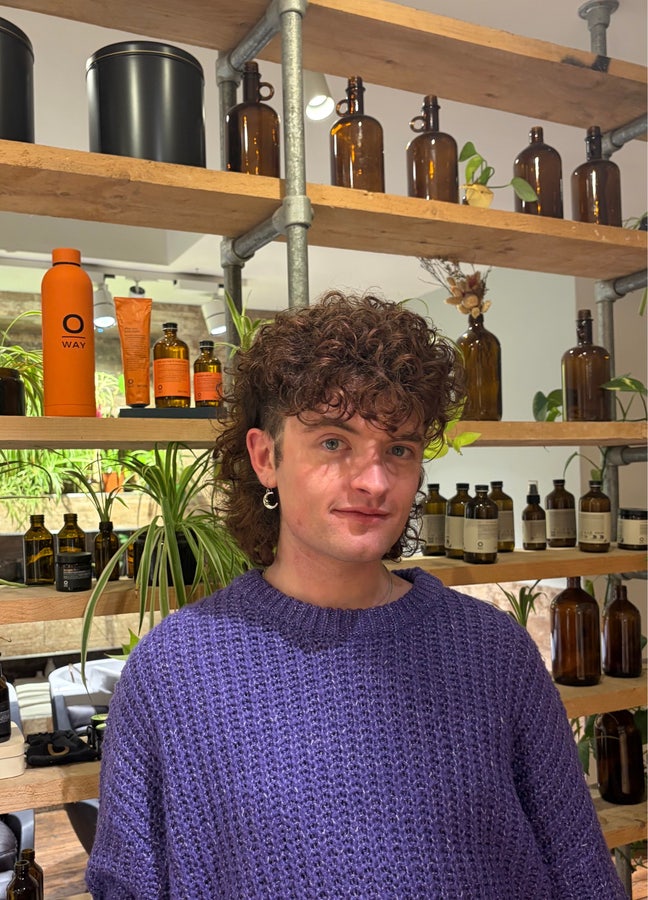 23 year old hairdresser  Main Photo