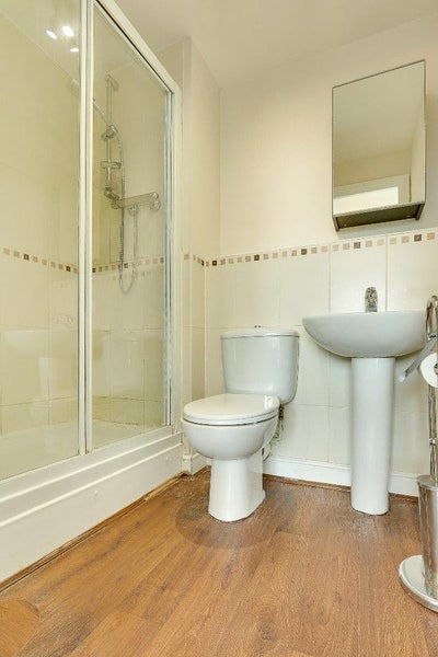 Double bedroom w/ensuite in East London  Main Photo