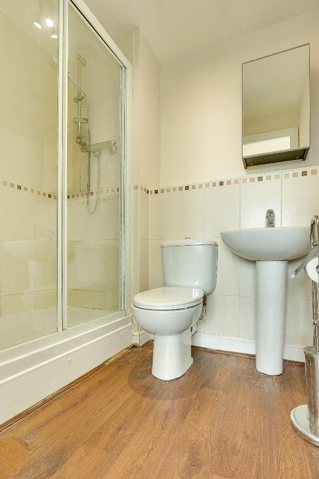 Double bedroom w/ensuite in East London  Main Photo