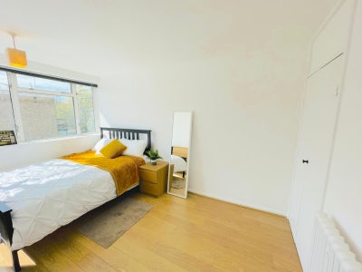 Minutes from Tower Bridge – Double En-suite Room Main Photo