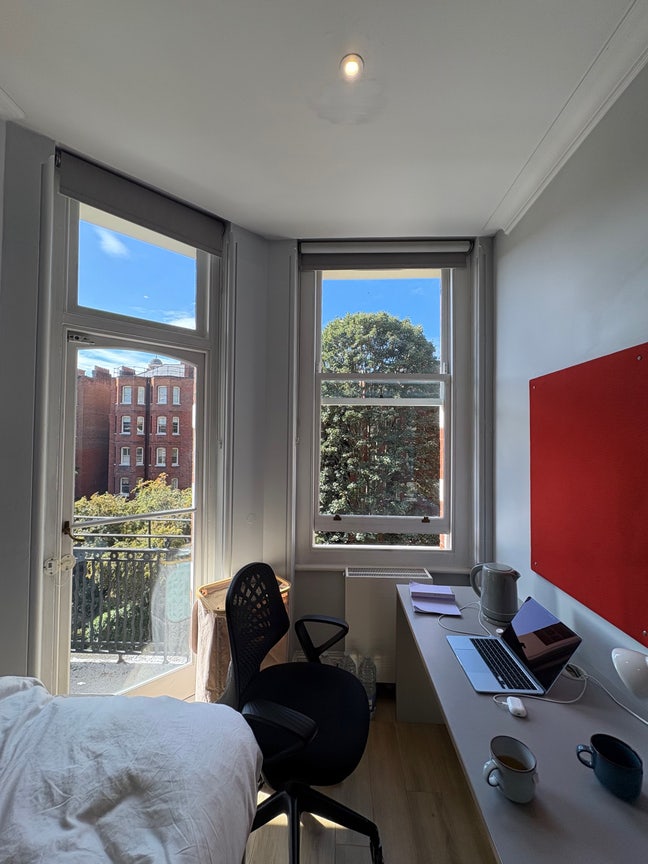 Bills included - Lovely private room at Victoria💙 Main Photo