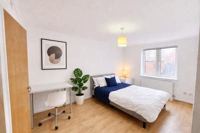 Double Room w/ Private Bathroom – Near Tower Hill Main Photo