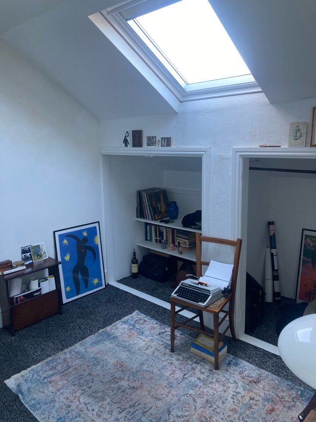 Attic room in light, spacious 3 bed flat Main Photo