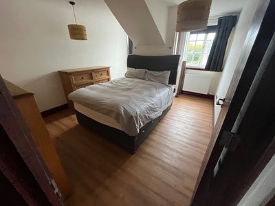 Dbl room, king size bed & line Main Photo