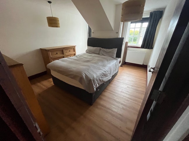 Dbl room, king size bed & line Main Photo