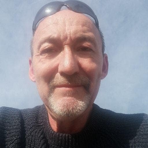 Professional Male seeks a single or double room Main Photo