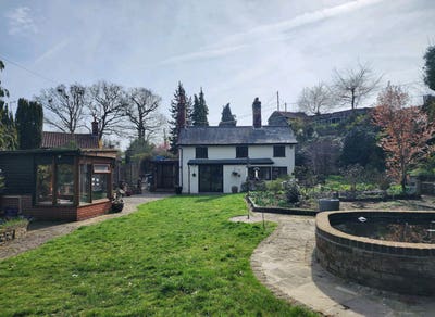 Double Room in a Cottage with Large Garden Main Photo