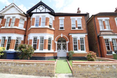 Bright & Modern House Share - Steps from Transport Main Photo