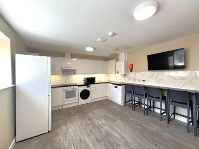 Rooms available in a 7 bedroom apartment  Main Photo