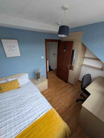 20% off March Rent- Burley Train Station 3 Mins :) Main Photo