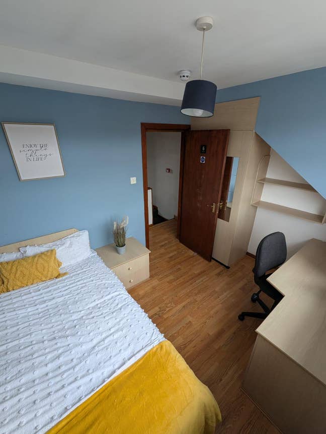 20% off March Rent- Burley Train Station 3 Mins :) Main Photo