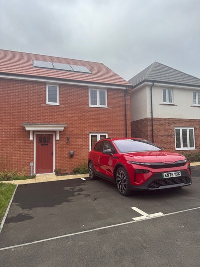 Spacious double room in new build Main Photo