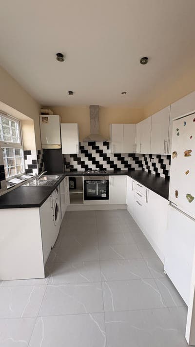 Large Three Bedroom Flat in Wembley Main Photo