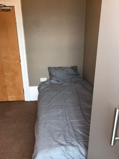 Quiet Room for One Person Next to Bathroom Main Photo