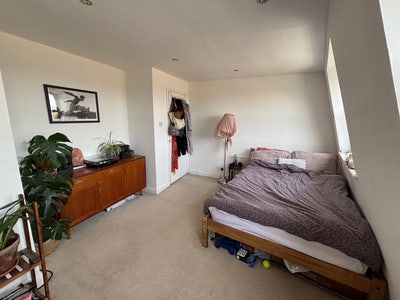 Large double room in friendly flat Main Photo