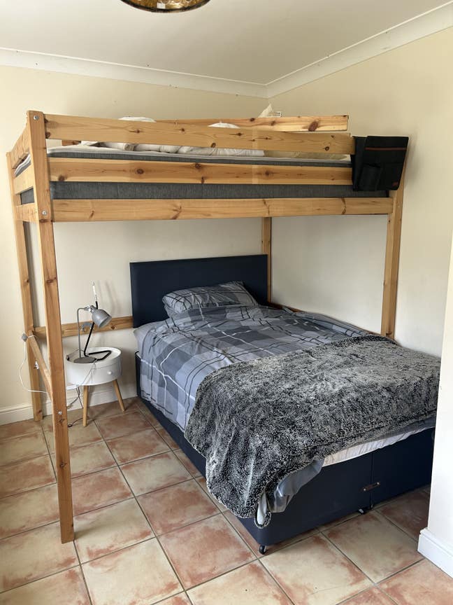 Bedsit on whole Ground Flr - unique set up Main Photo