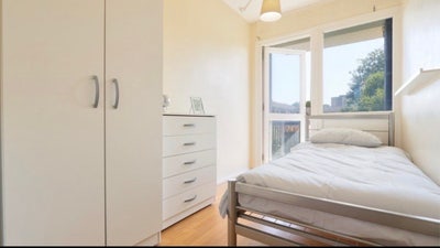 2 rooms in Hackney with balcony female flat  Main Photo