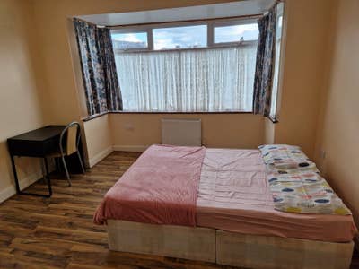 Spacious double room in shared house Main Photo