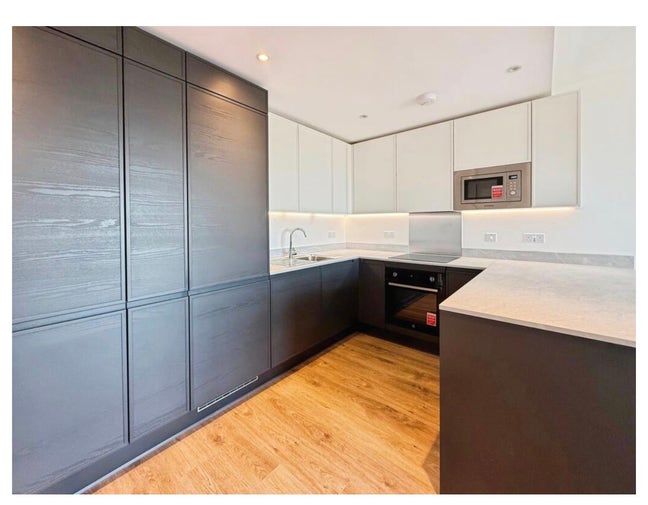 Brand new double bedroom in a new build  Main Photo