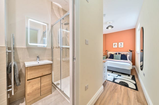 Double with en suite- bills included!  Main Photo